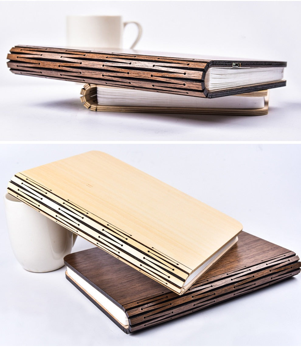 Lampe livre fermée sur une table, avec son dos en bois
