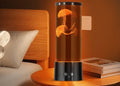 Lampe méduses LED à la lumière ambrée posée sur une table de chevet