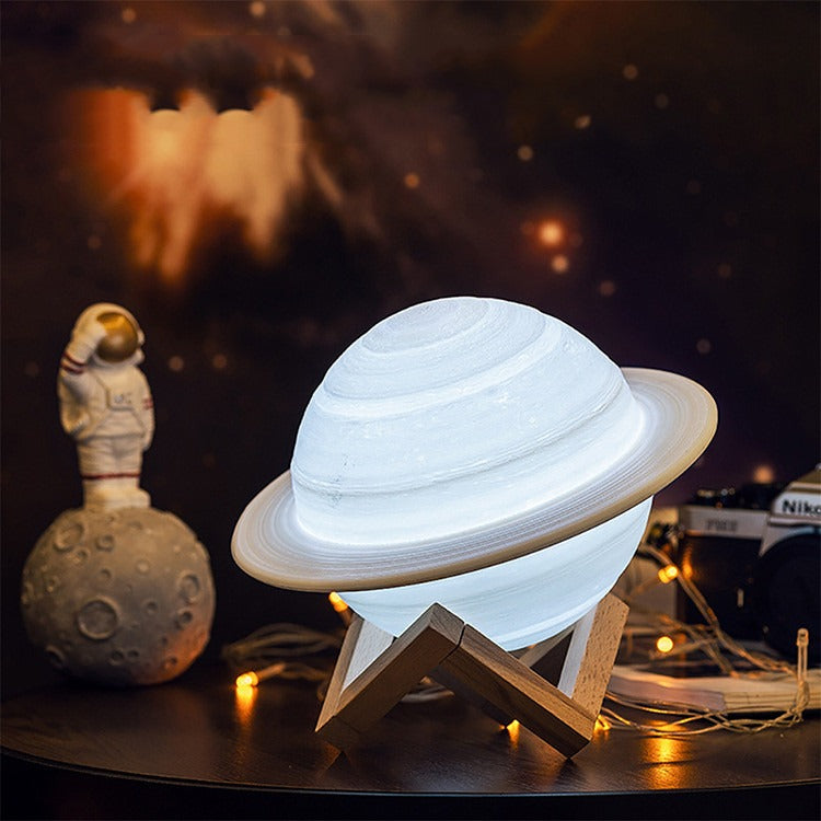 Lampe Saturne en lumière froide, posée sur une étagère