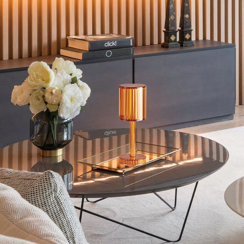 Lampe cristal posée sur une table basse de salon