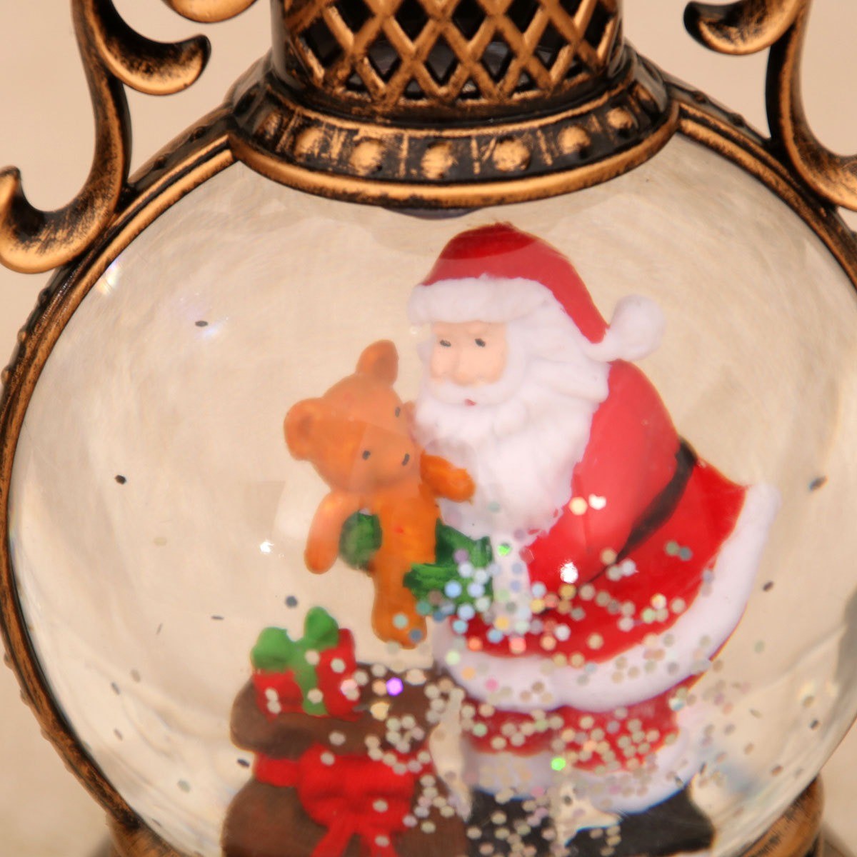 Détail du Père Noël et des paillettes dans la boule à neige