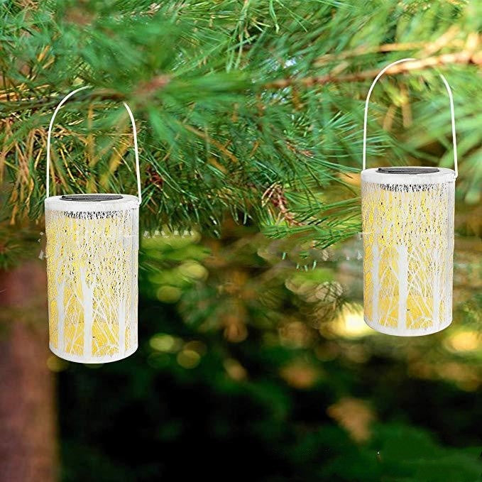 Deux lanternes solaires blanches à motif d’arbre suspendues