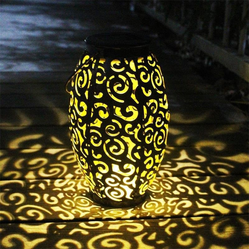 Lanterne solaire à arabesques projetant ses motifs lumineux