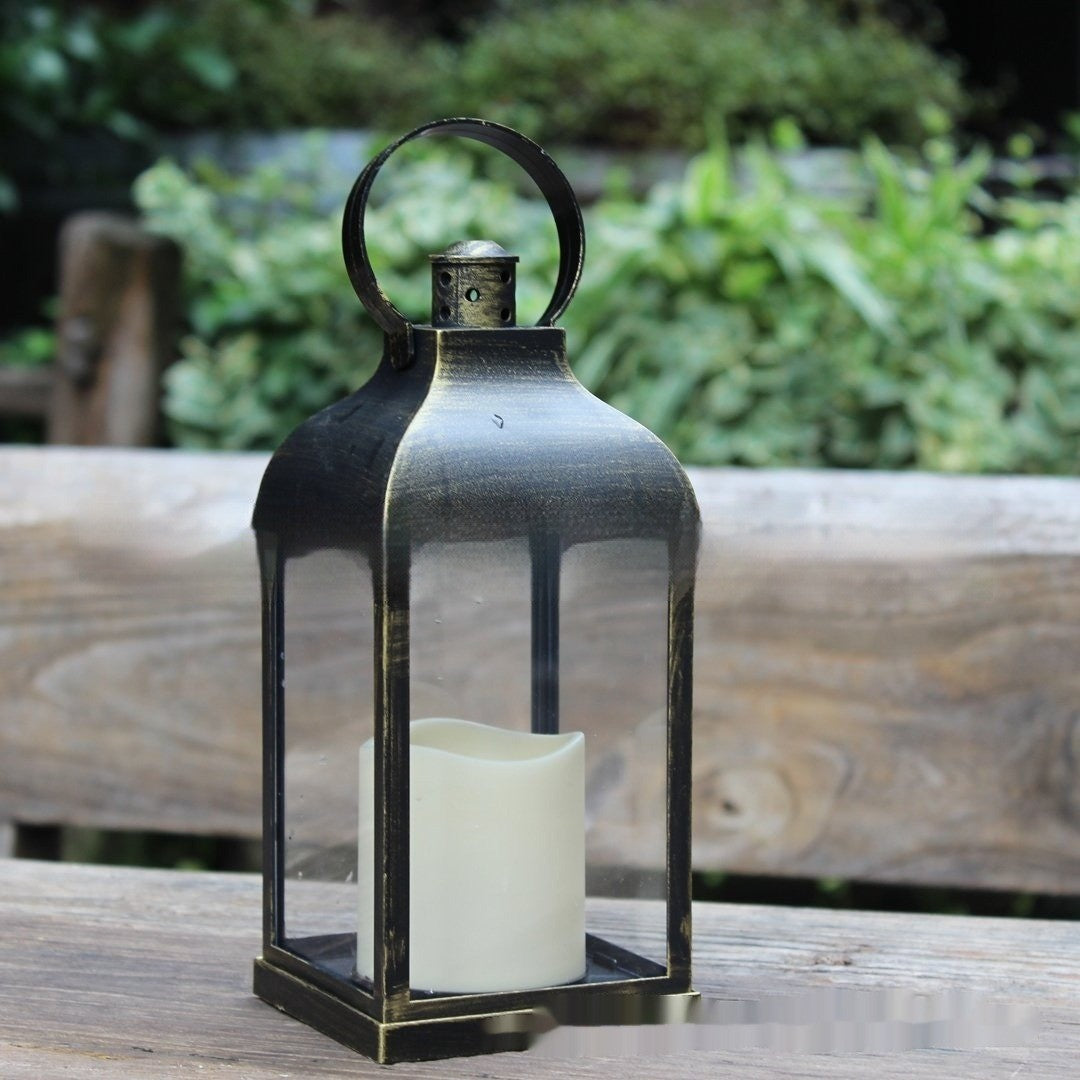 Lanterne vintage posée en extérieur sur une rambarde en bois