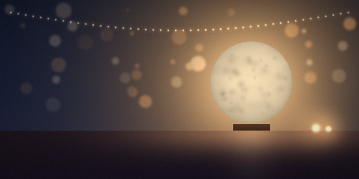 Lampe lune allumée dans un salon plongé dans une lumière dorée du soir
