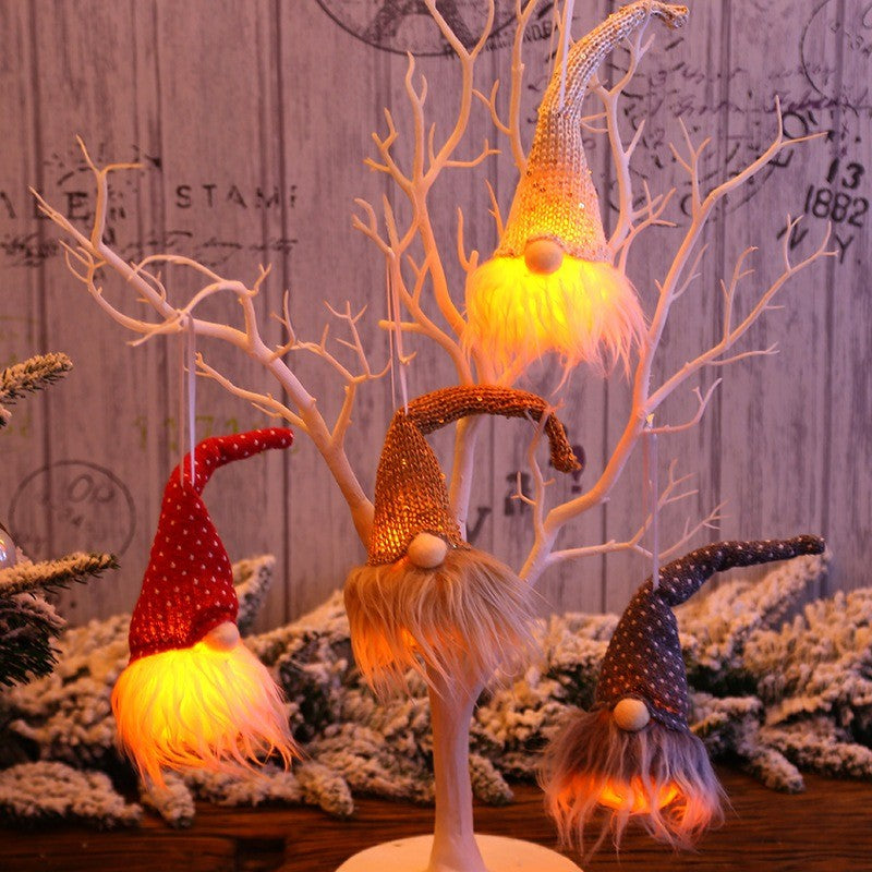Lutins scandinaves lumineux accrochés à un arbre décoratif