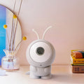 Mini projecteur galaxie gris posé sur une étagère