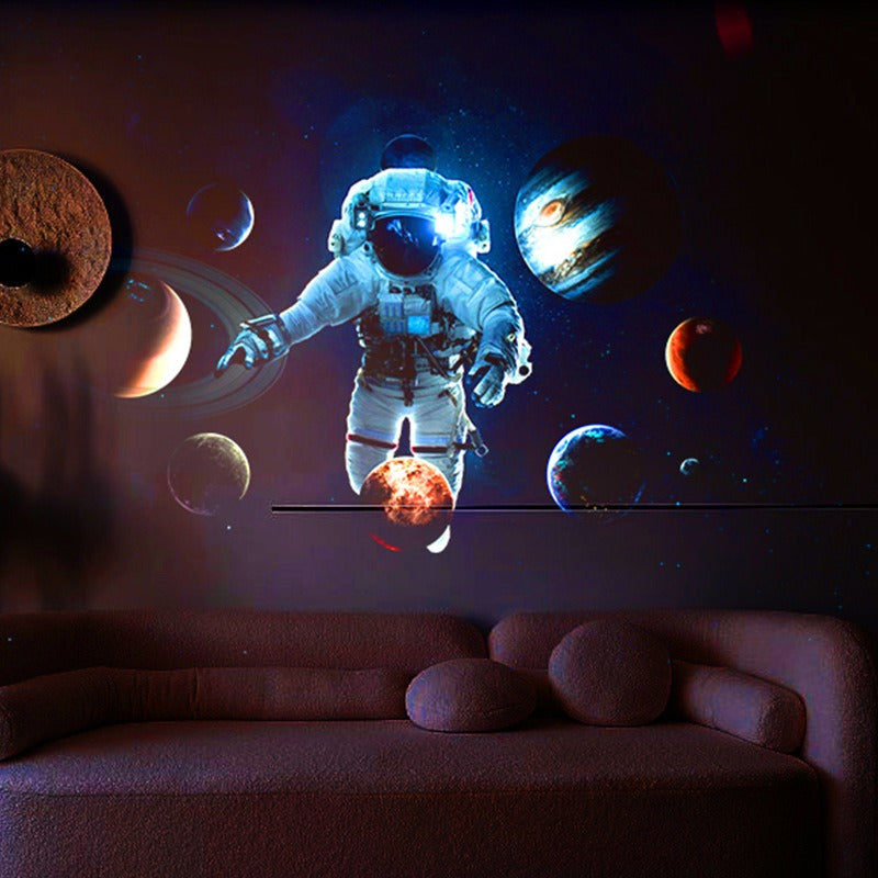 Astronaute et planètes projetés sur le mur d’une chambre