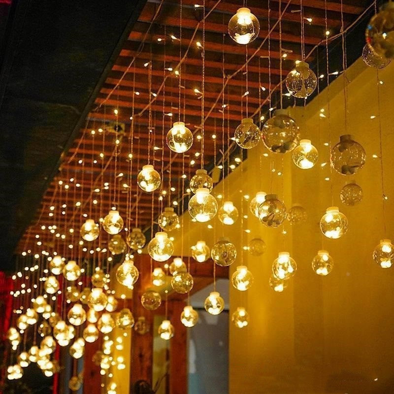 Rideau de bulles lumineuses le long d’une fenêtre
