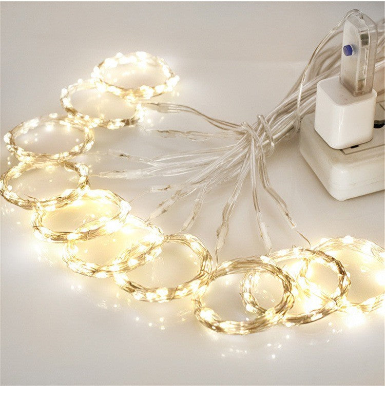 Rideau lumineux LED blanc chaud au mur d’une chambre