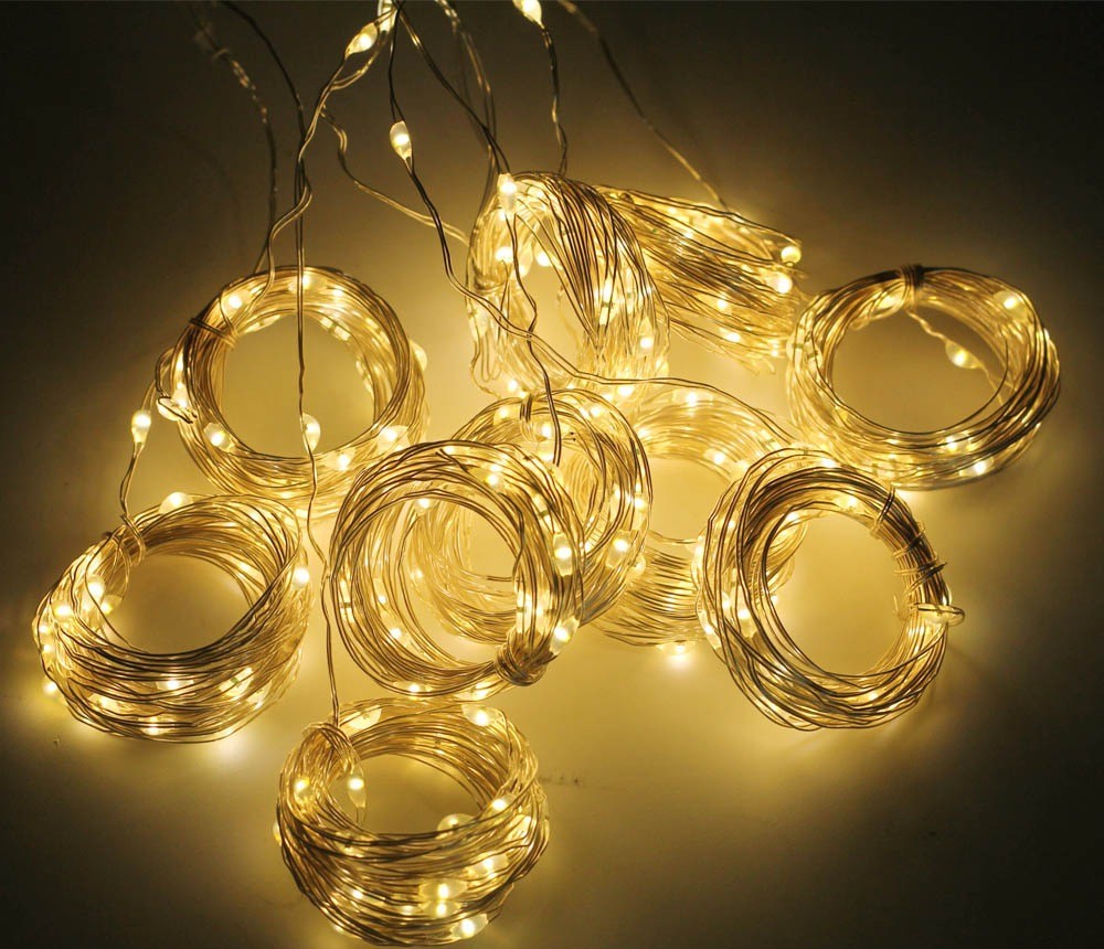 Anneaux de guirlande lumineuse blanc chaud sur fond sombre