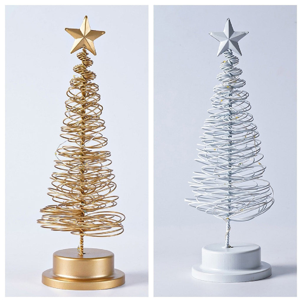 Sapins en fil de métal doré et blanc sur fond blanc