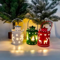 Trois lanternes de Noël en métal ajouré blanche, verte et rouge, bougie LED allumée