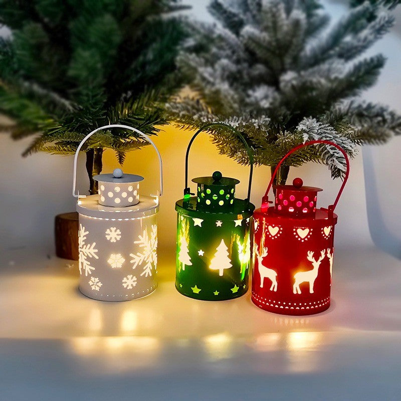 Trois lanternes de Noël en métal ajouré blanche, verte et rouge, bougie LED allumée