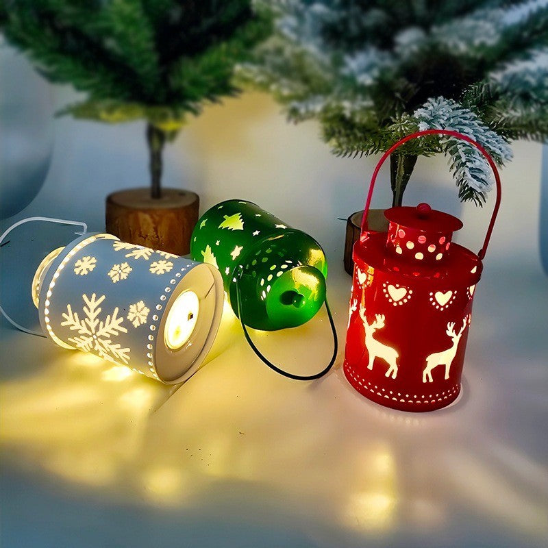 Lanternes de Noël allumées : flocon, sapin et renne découpés dans le métal