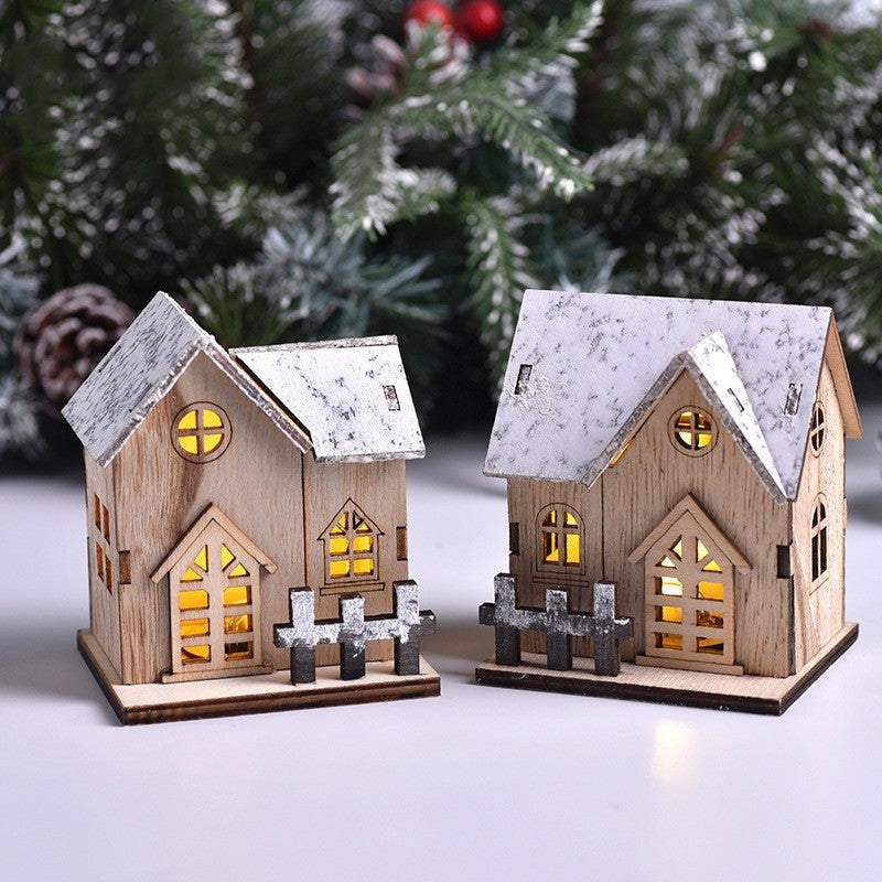 Maisonnettes de Noël en bois naturel illuminées de l’intérieur