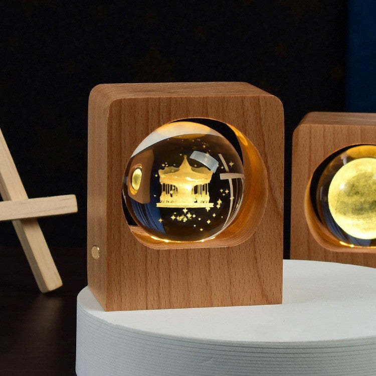 Boule de cristal gravée d’un carrousel sur socle en bois