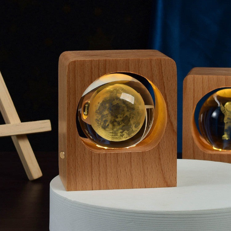 Boule de cristal gravée de la Lune sur socle en hêtre