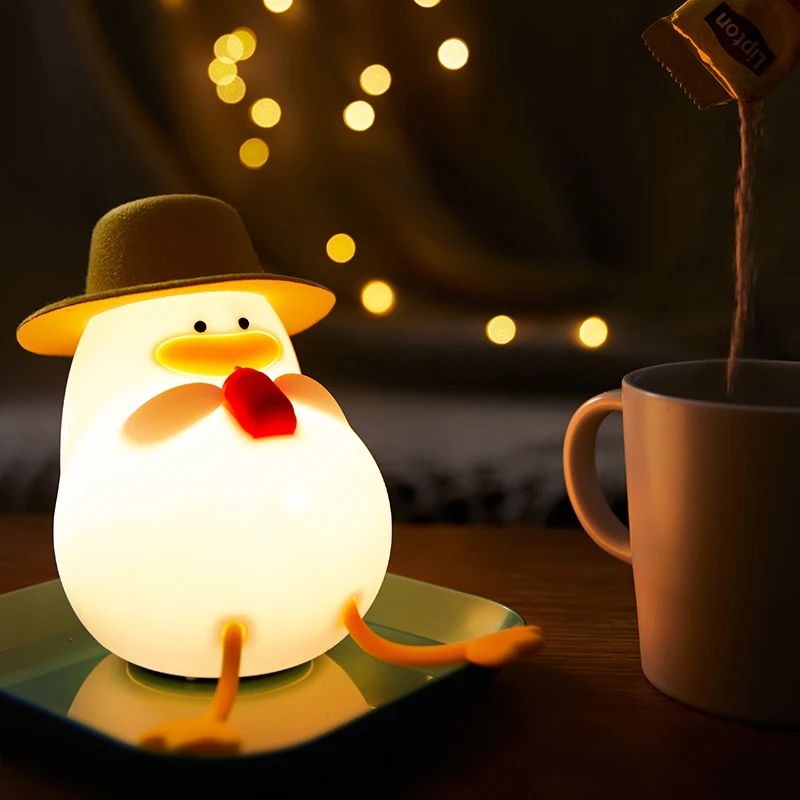 Veilleuse canard au chapeau dans un salon cosy
