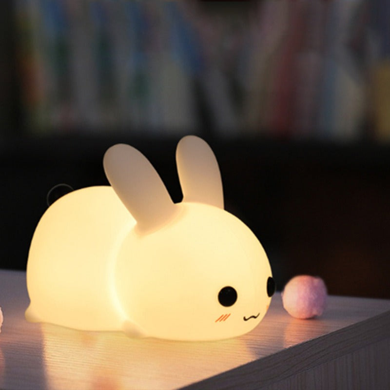 Veilleuse lapin en silicone allumée, lumière chaude
