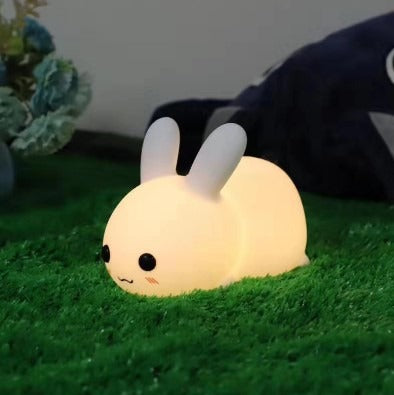 Veilleuse lapin allumée dans l’herbe