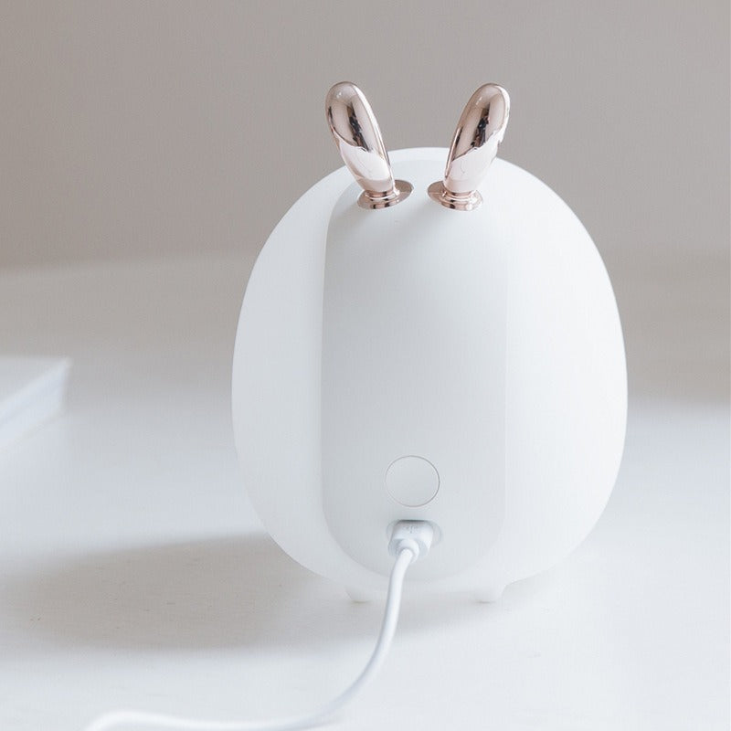 Veilleuse faon vue de dos, avec son câble de charge USB