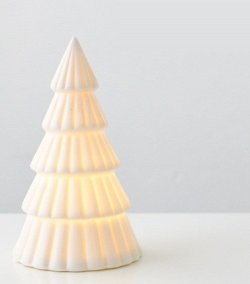 Sapin à étages en céramique blanche éclairé